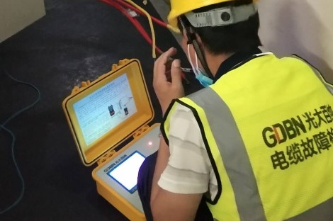 管線(xiàn)探測(cè)儀